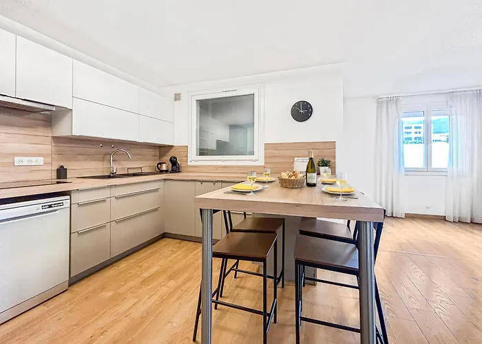 La Foret, Parking, Jardin, Proche De La Gare