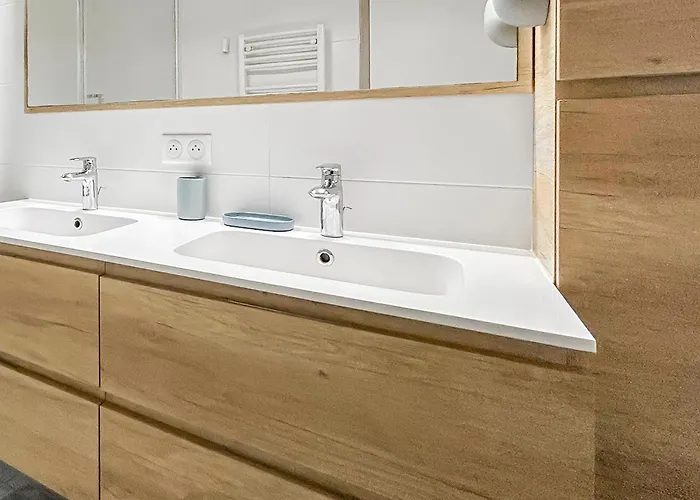 La Foret, Parking, Jardin, Proche De La Gare