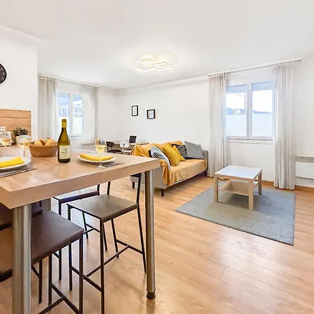 La Foret, Parking, Jardin, Proche De La Gare