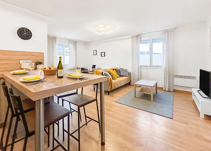 La Foret, Parking, Jardin, Proche De La Gare